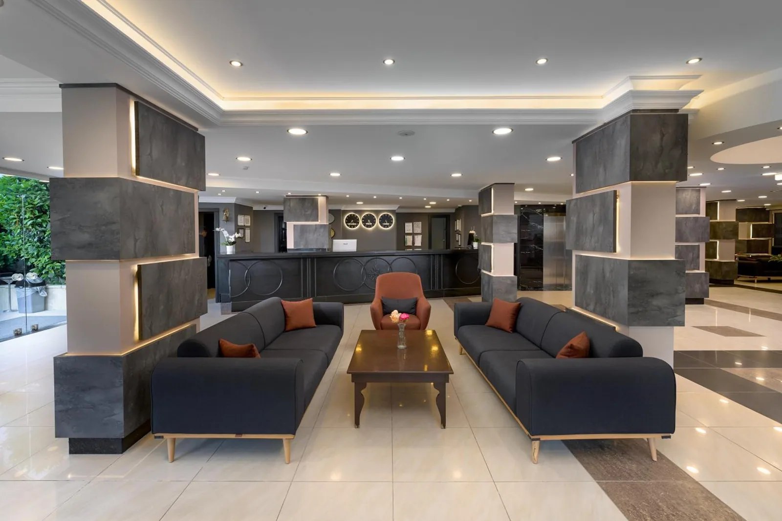 Lobi sa sofama i recepcijom u pozadini · Hotel Krizantem, Alanja