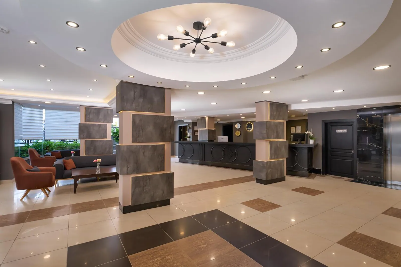 Lobi sa foteljama i lusterom · Hotel Krizantem, Alanja