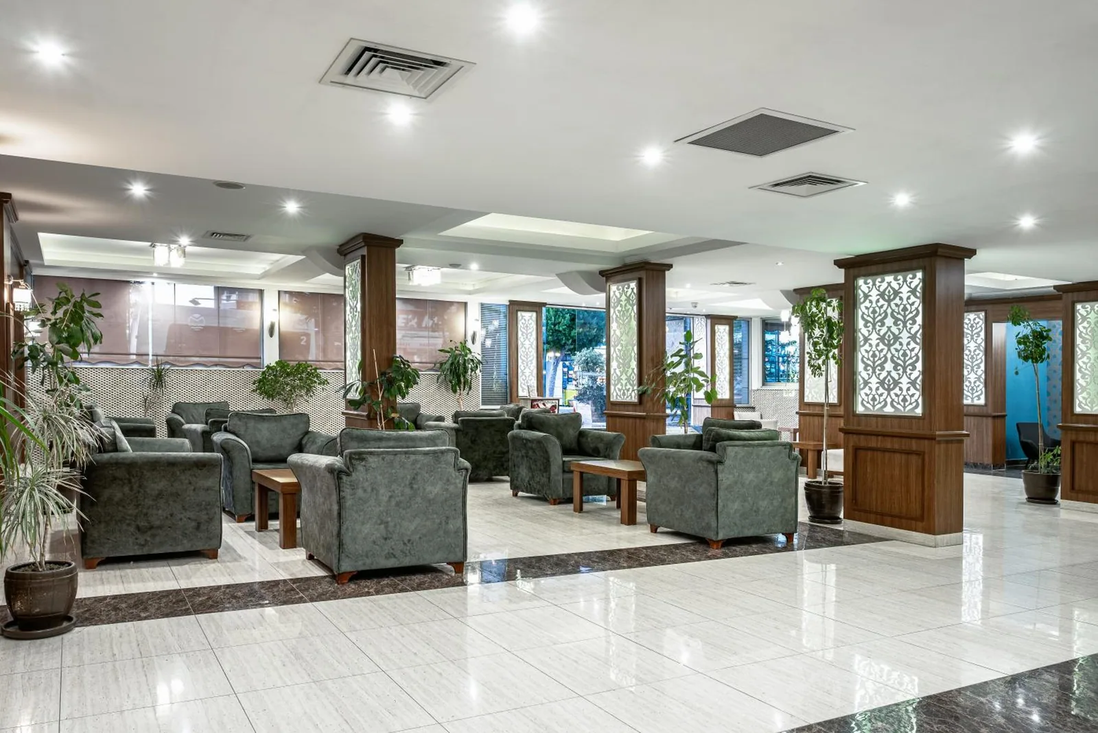 Lobi sa foteljama i stubovima · Mesut Hotel, Alanja
