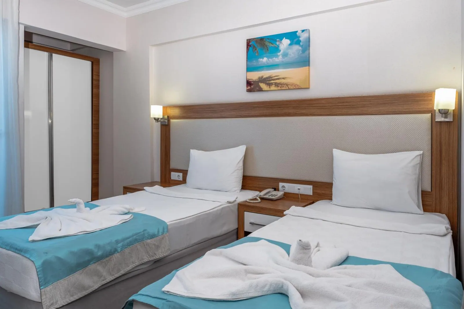 Soba sa krevetom i slikom na zidu · Mesut Hotel, Alanja
