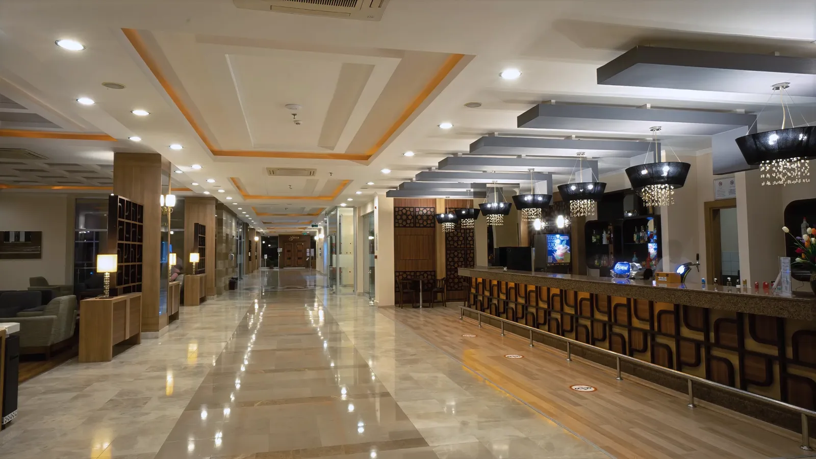 Deo lobija sa barom sa desne strane · Solivia Hotel, Alanja