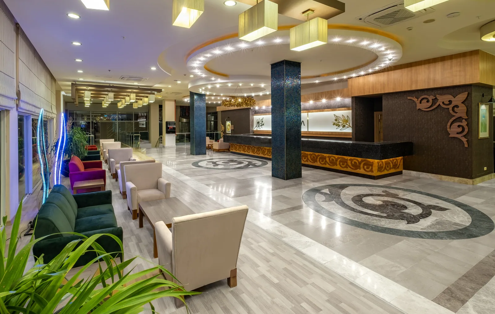 Lobi sa foteljama i recepcijom u pozadini · Solivia Hotel, Alanja