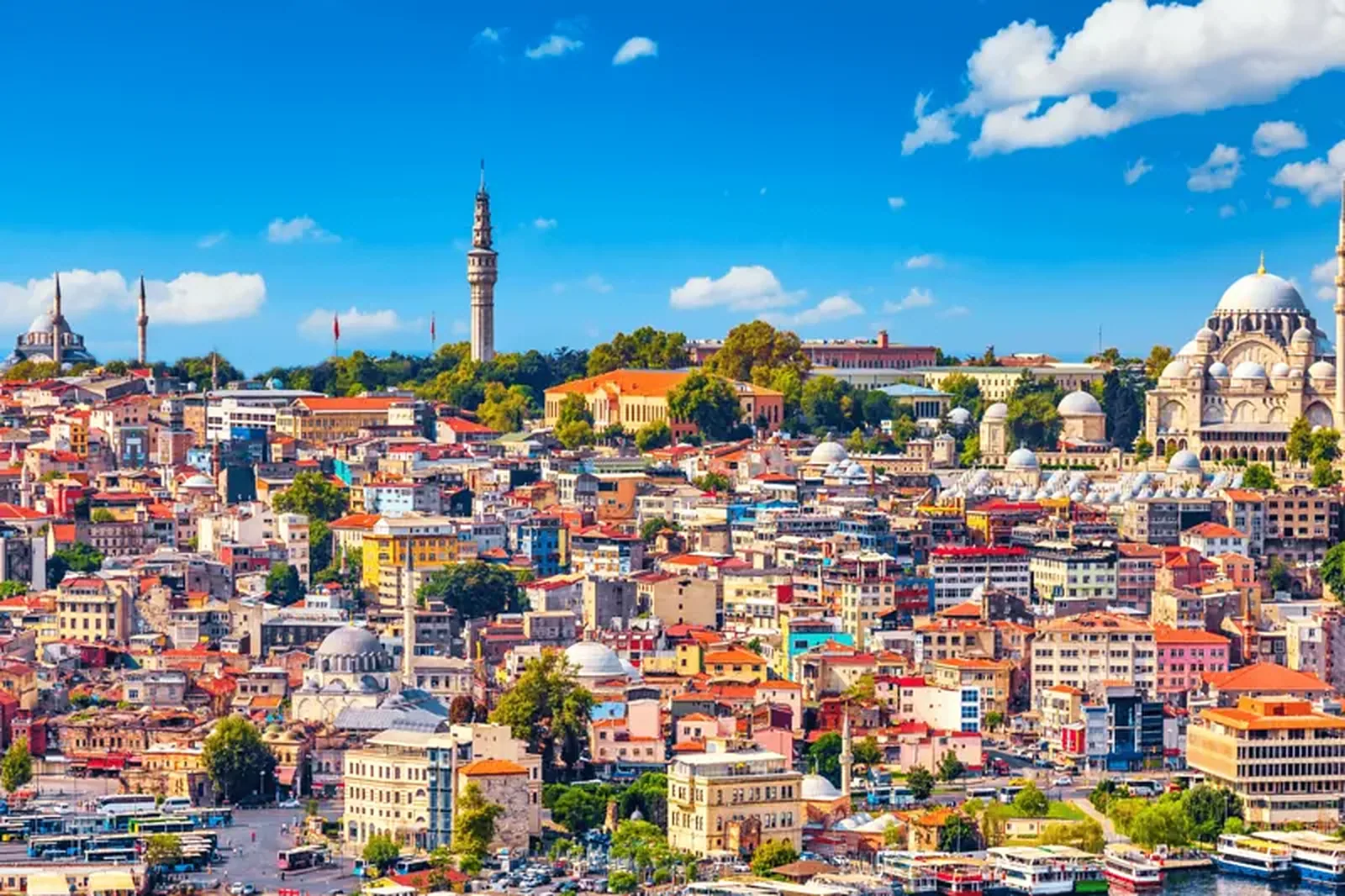 Panoramski pogled na grad sa džamijama, minaretima i gusto zbijenom urbanom arhitekturom · Istanbul - 4 noćenja, Istanbul