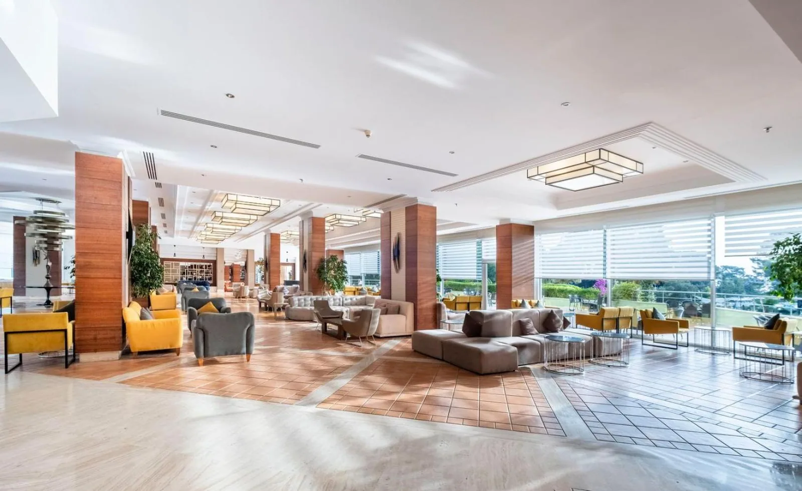 Lobi sa foteljama i velikim prozorima · Ma Biche Kemer By Werde Hotels, Kemer