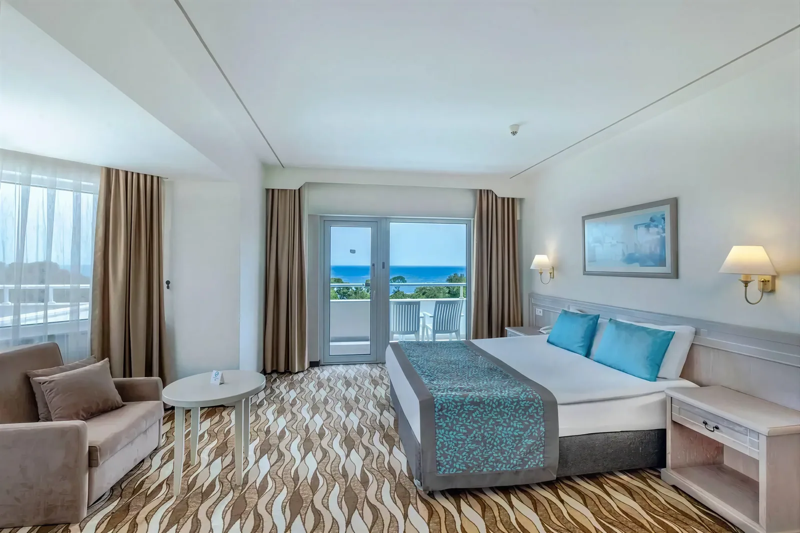 Soba sa bračnim krevetom, foteljom i balkonom sa pogledom na more · Ma Biche Kemer By Werde Hotels, Kemer