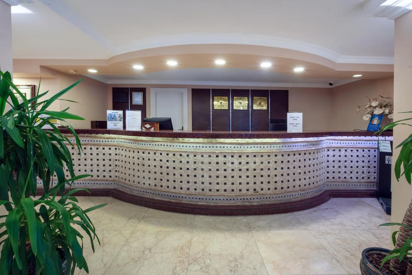 Recepcija sa pločicama i biljkama · Hotel Sun Beach Hill, Side