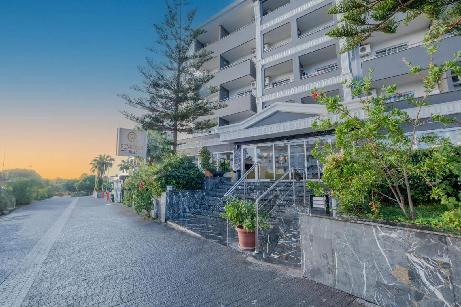 Ulaz u hotel sa stepenicama i drvećem · Hotel Sun Beach Hill, Side