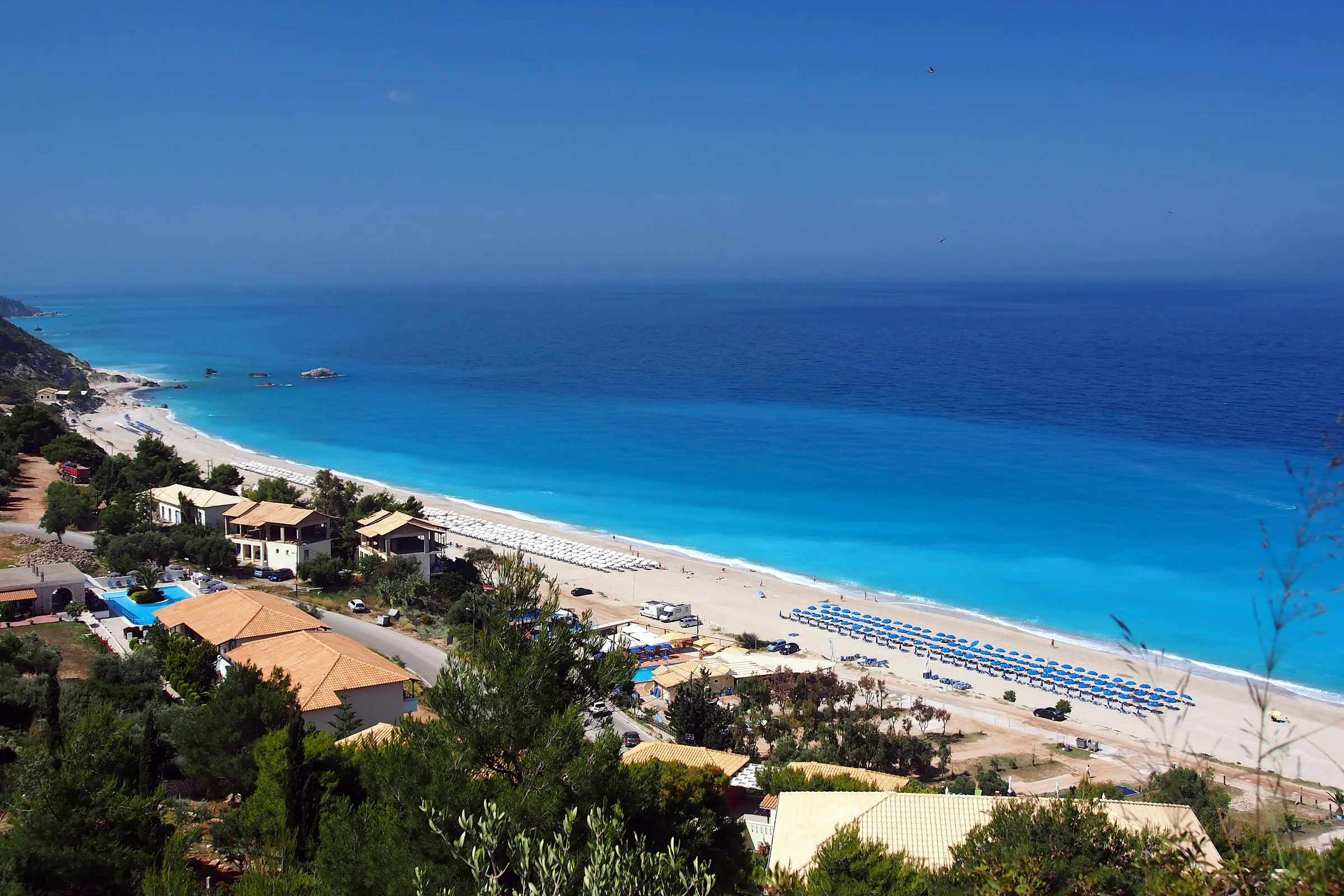Plaža Katizma na Lefkadi: beli pesak, suncobrani i tirkizno more